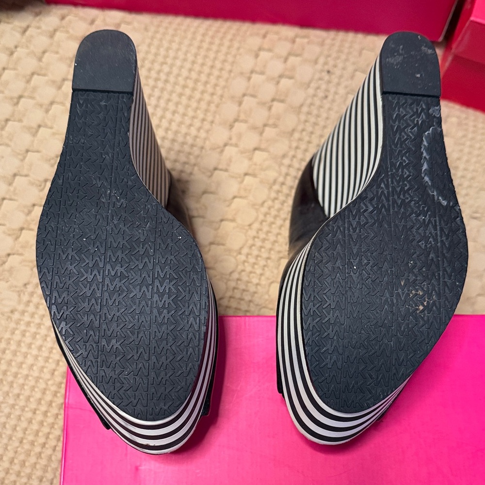 Michael Kors Black and White Striped Accent Leather Pumps (need some cleaning) - Picture 10 of 13